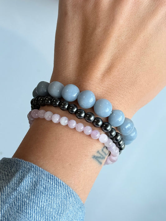 Set de Pulseras para la Energía de la Ansiedad – Angelita Free Form, Hematita 10 mm y Kunzita 5 mm