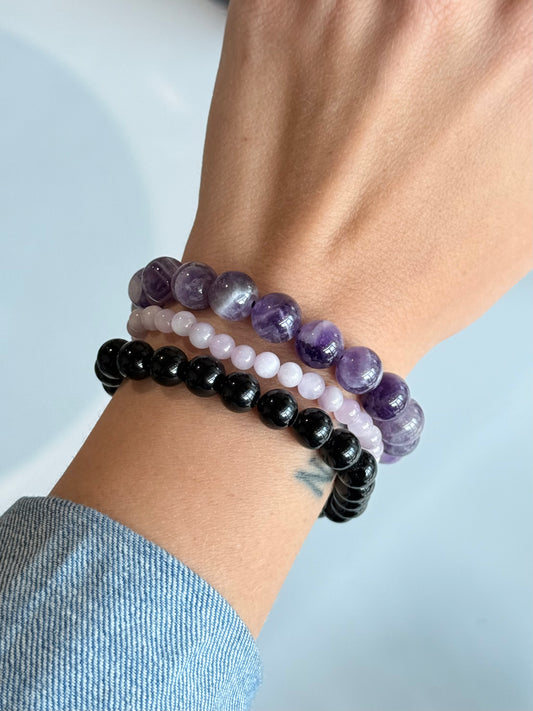Set de Pulseras para la Energía de la Ansiedad – Chevron Amatista 10 mm, Kunzita 5 mm y Obsidiana 8 mm