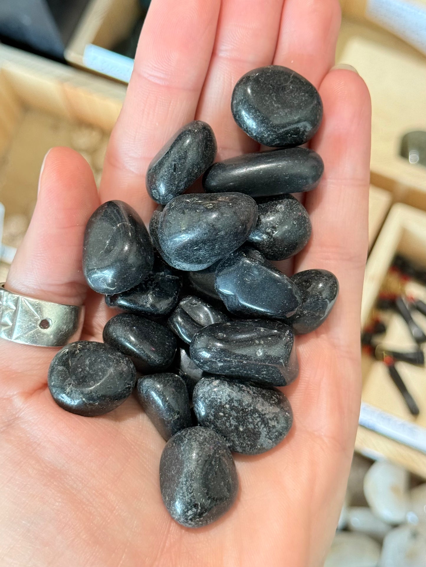 Black Tourmaline Tumbled Stone | Turmalina Negra Rolada