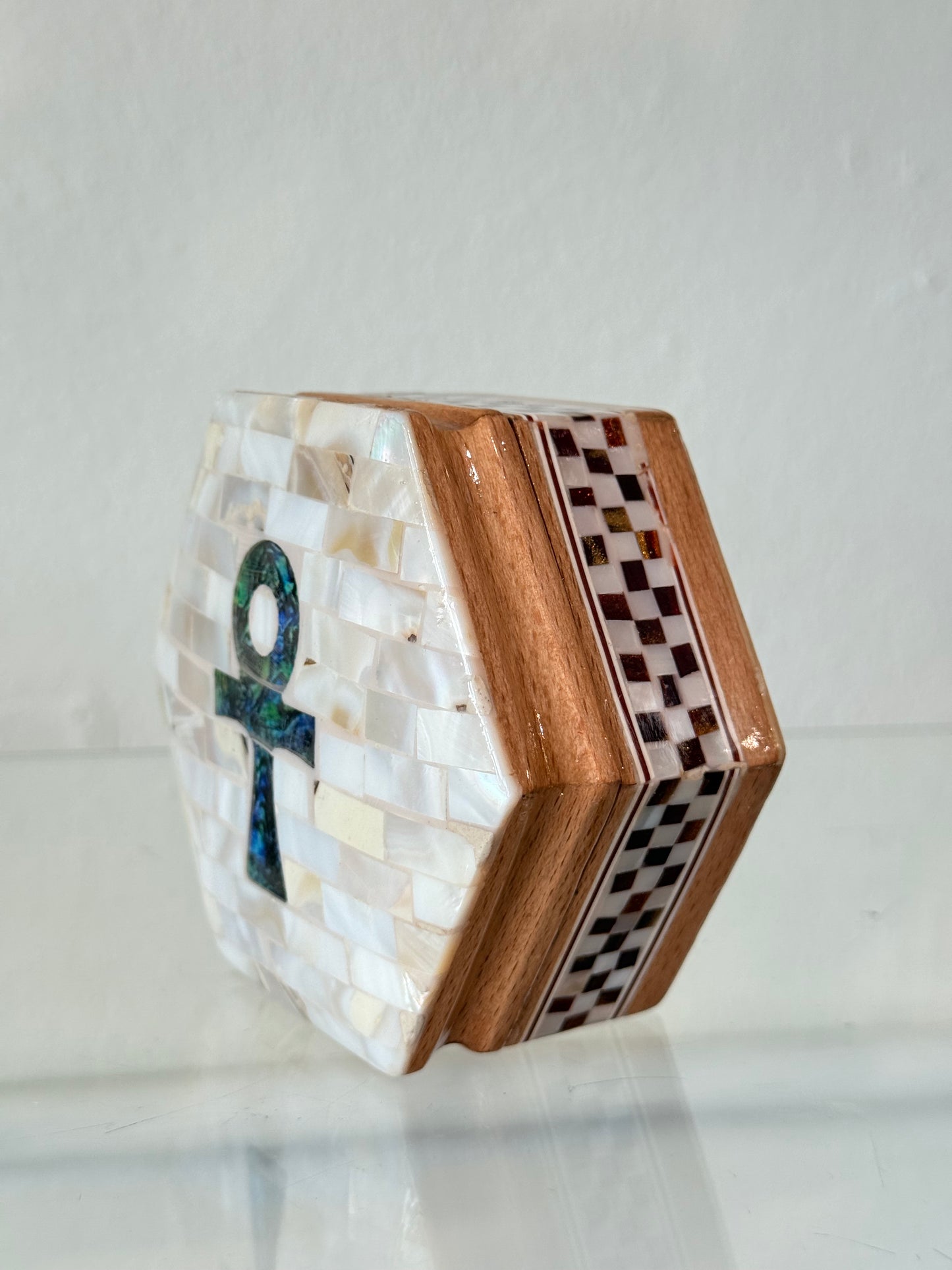 Egyptian Mother of Pearl Box with Ankh | Cofre Egipcio de Madre Perla con Ankh