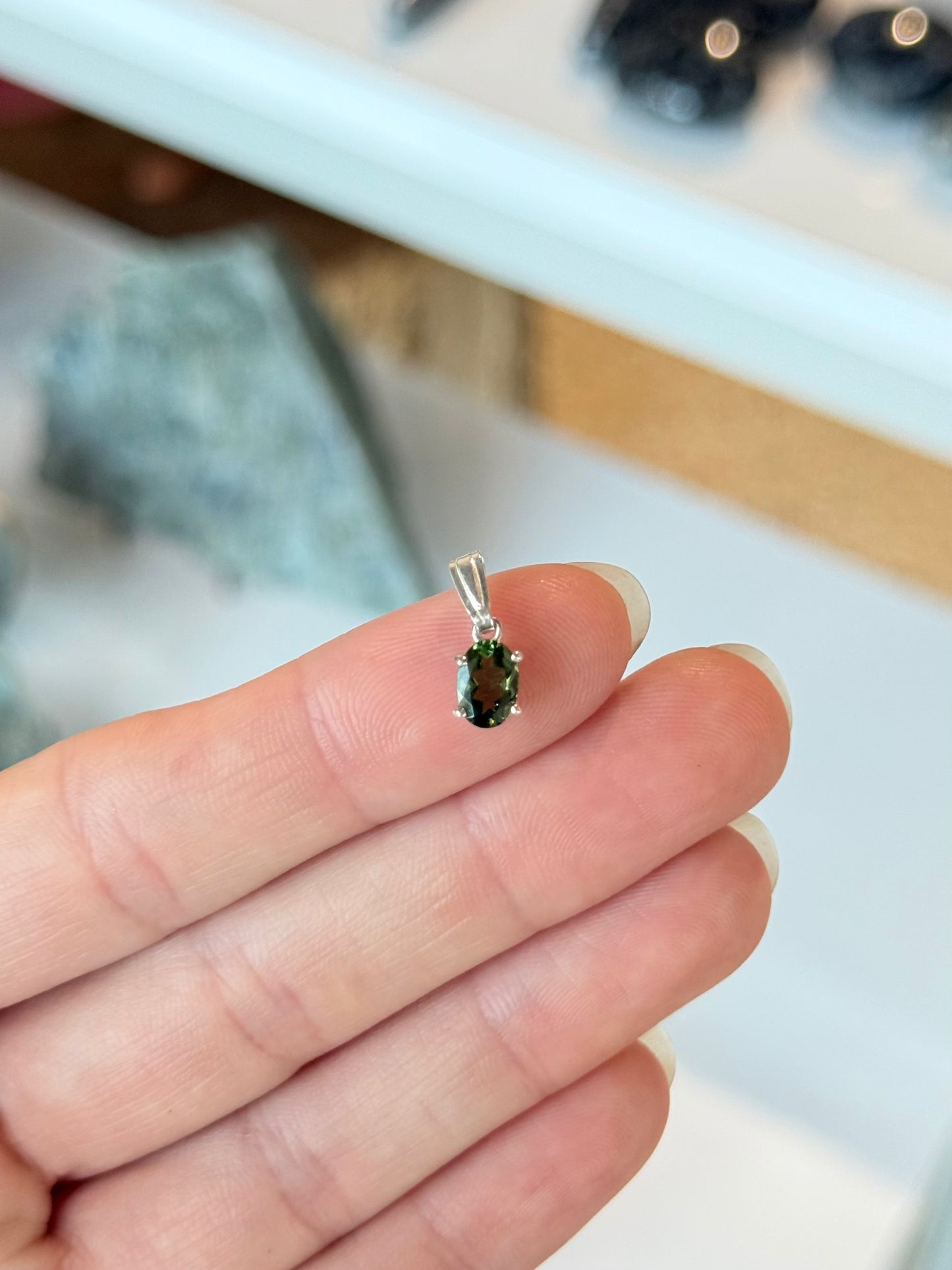 Tiny Faceted Moldavite Pendant in Sterling Silver .925 | Colgante Pequeño de Moldavita Facetada en Plata .925