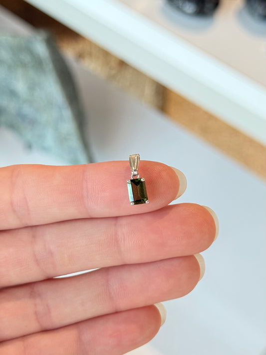 Tiny Faceted Moldavite Pendant in Sterling Silver .925 | Colgante Pequeño de Moldavita Facetada en Plata .925
