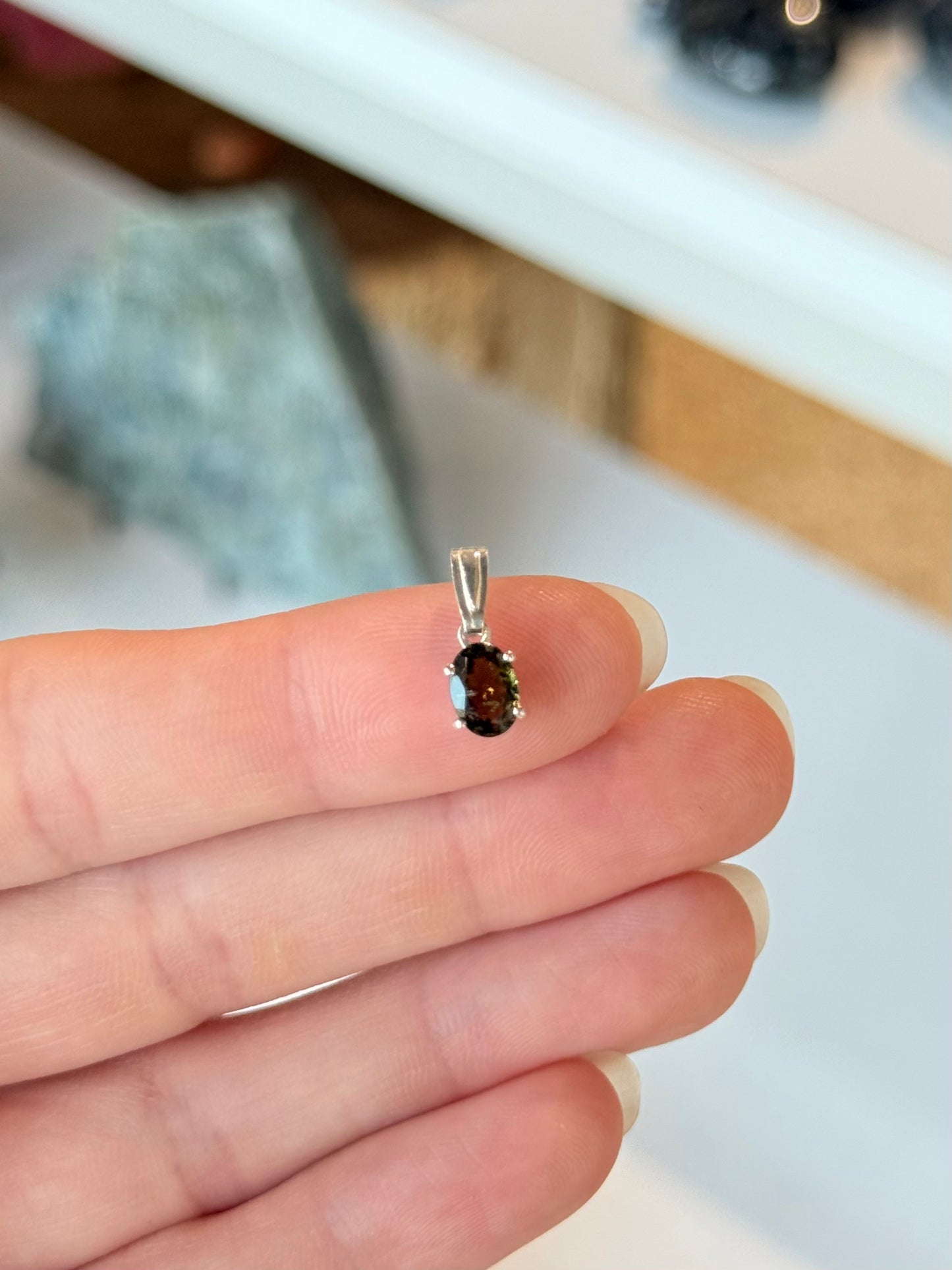 Tiny Faceted Moldavite Pendant in Sterling Silver .925 | Colgante Pequeño de Moldavita Facetada en Plata .925