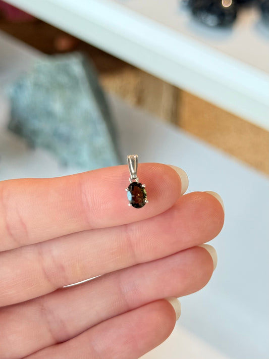 Tiny Faceted Moldavite Pendant in Sterling Silver .925 | Colgante Pequeño de Moldavita Facetada en Plata .925