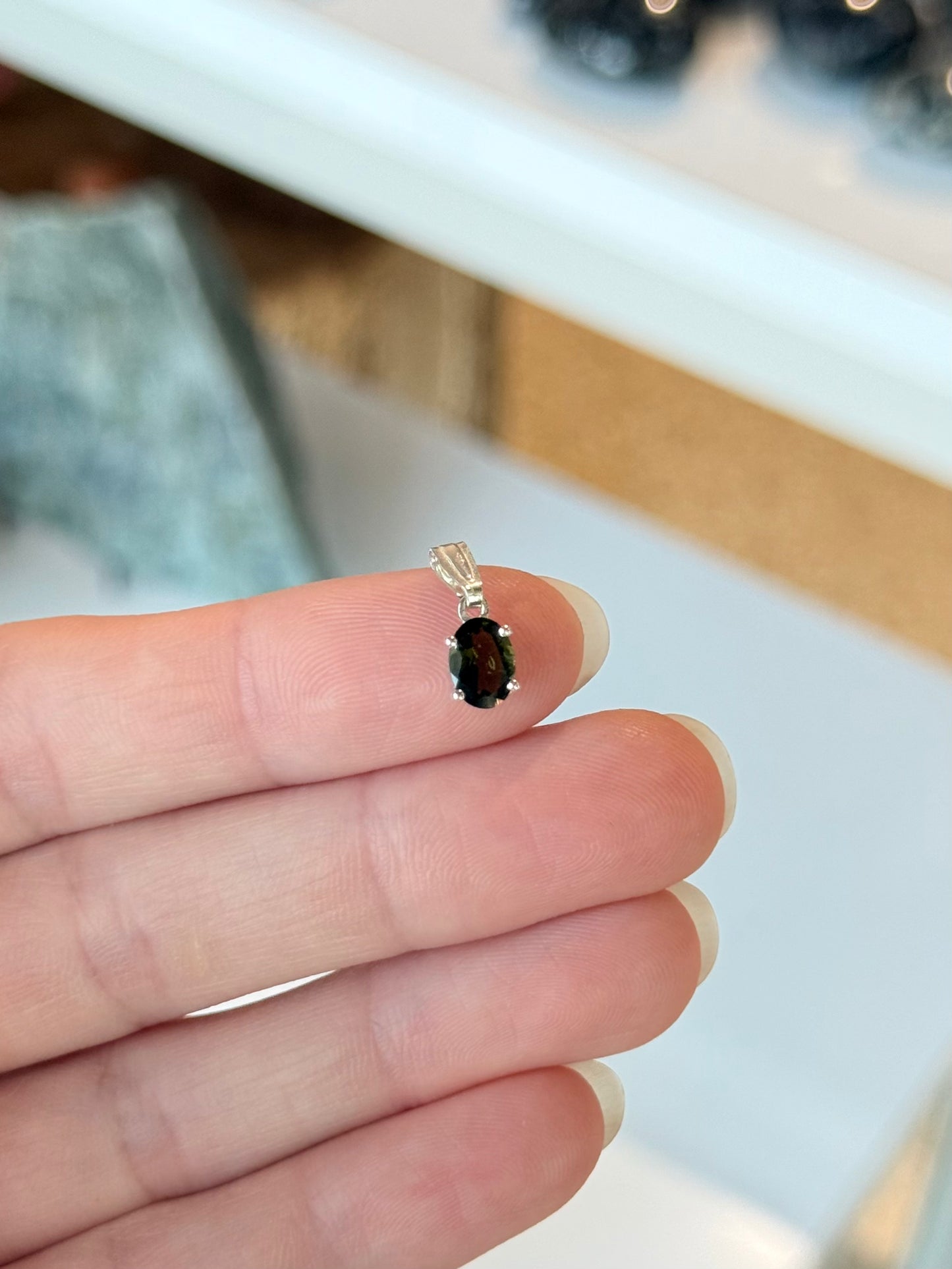 Tiny Faceted Moldavite Pendant in Sterling Silver .925 | Colgante Pequeño de Moldavita Facetada en Plata .925