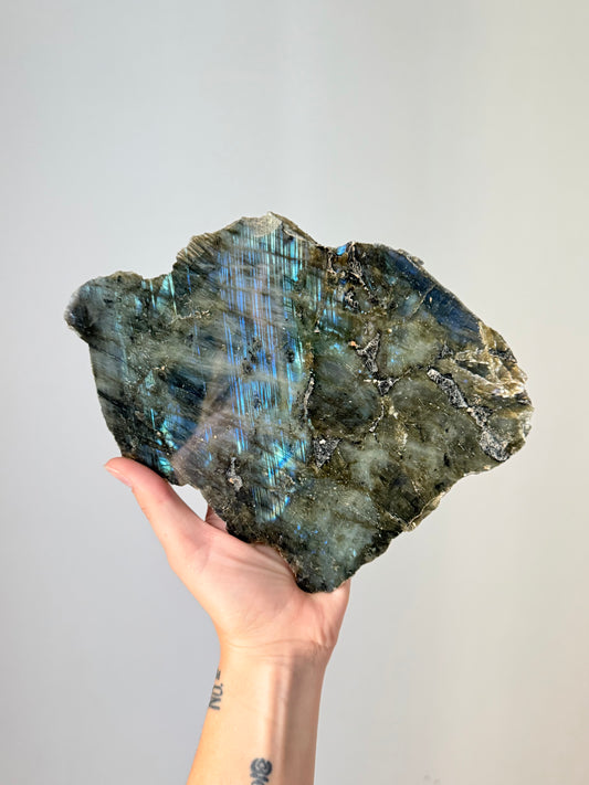 Polished and Raw Labradorite | Labradorita Pulida y Cruda