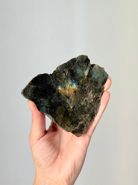Polished and Raw Labradorite | Labradorita Pulida y Cruda