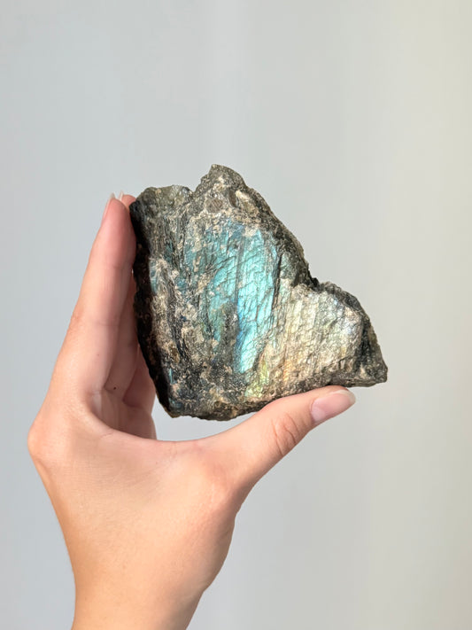 Polished and Raw Labradorite | Labradorita Pulida y Cruda