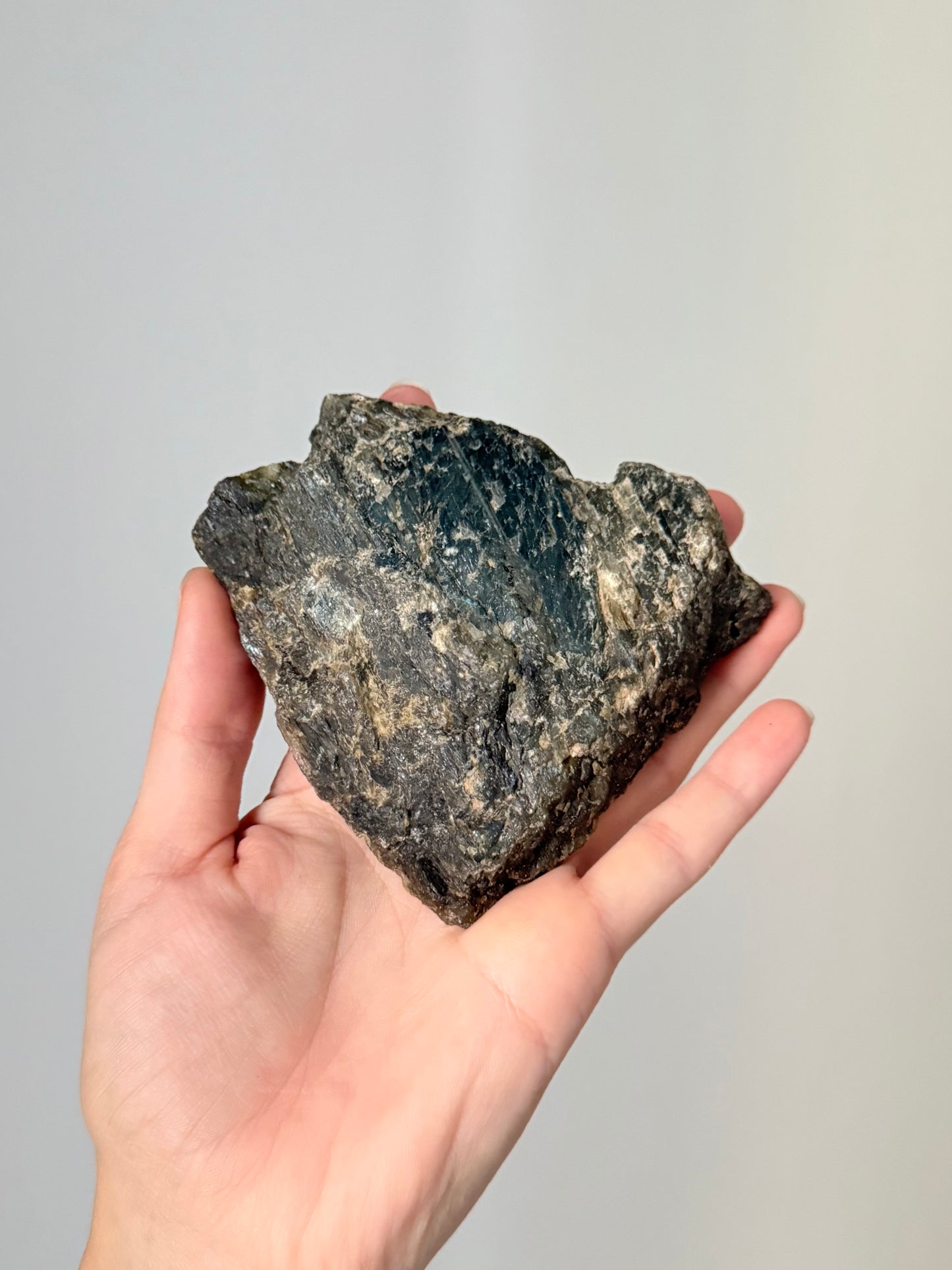 Polished and Raw Labradorite | Labradorita Pulida y Cruda