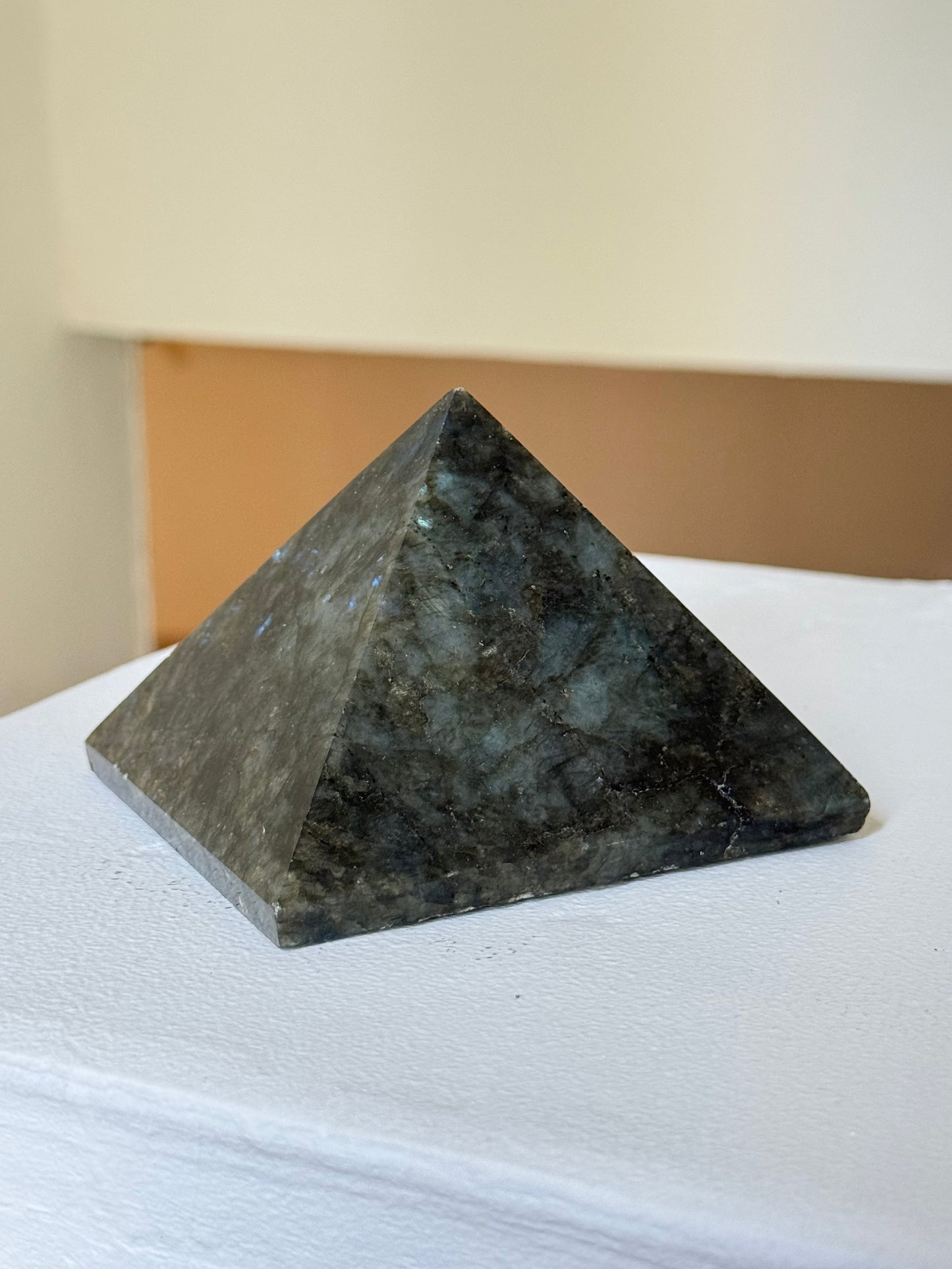 Labradorite Pyramid | Pirámide de Labradorita