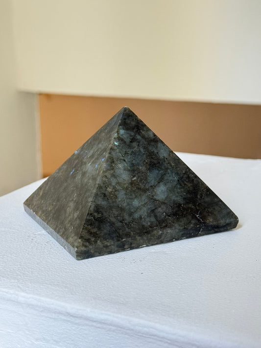 Labradorite Pyramid | Pirámide de Labradorita
