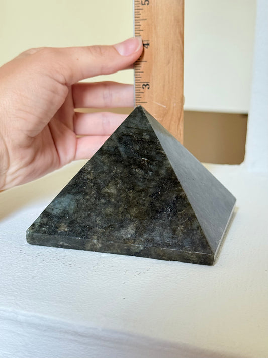 Labradorite Pyramid | Pirámide de Labradorita
