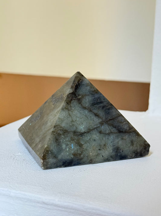 Labradorite Pyramid | Pirámide de Labradorita