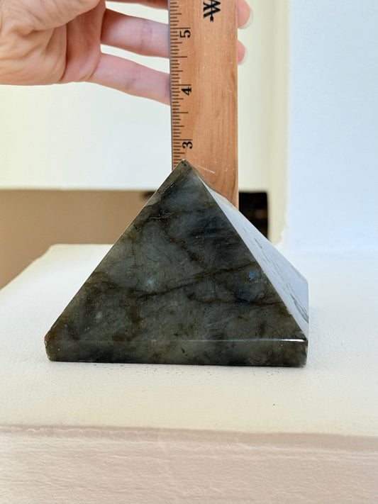 Labradorite Pyramid | Pirámide de Labradorita