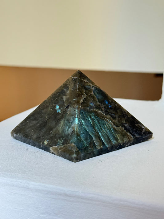 Labradorite Pyramid | Pirámide de Labradorita