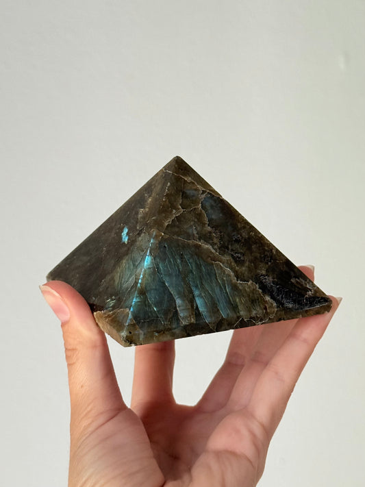 Labradorite Pyramid | Pirámide de Labradorita