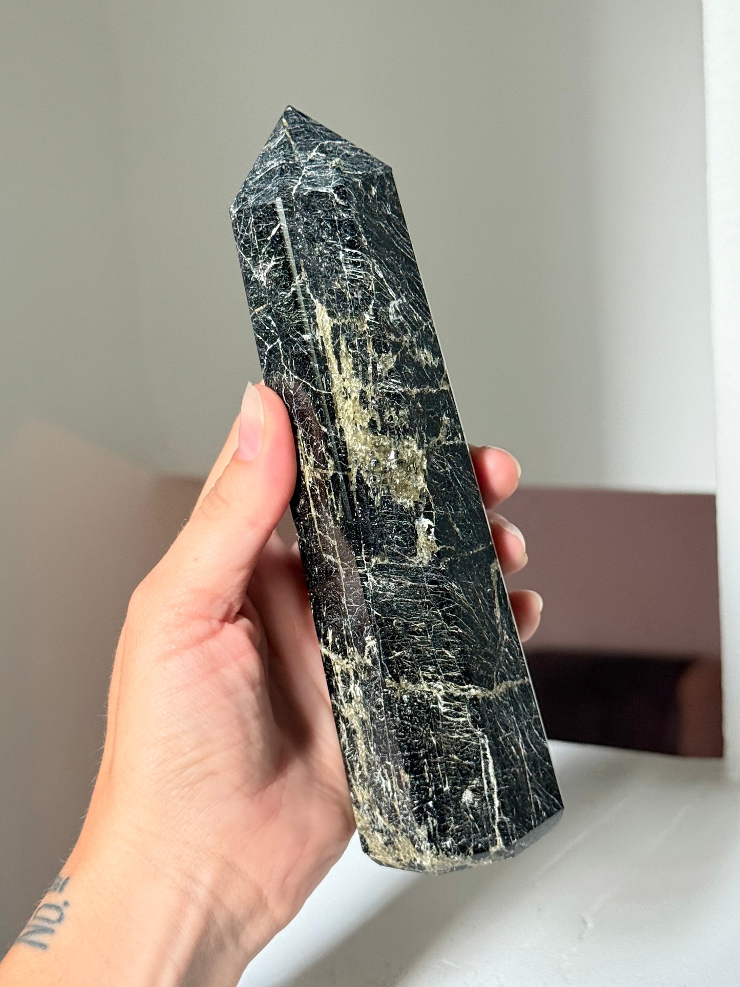 Black Tourmaline with Mica Point | Punta de Turmalina Negra con Mica