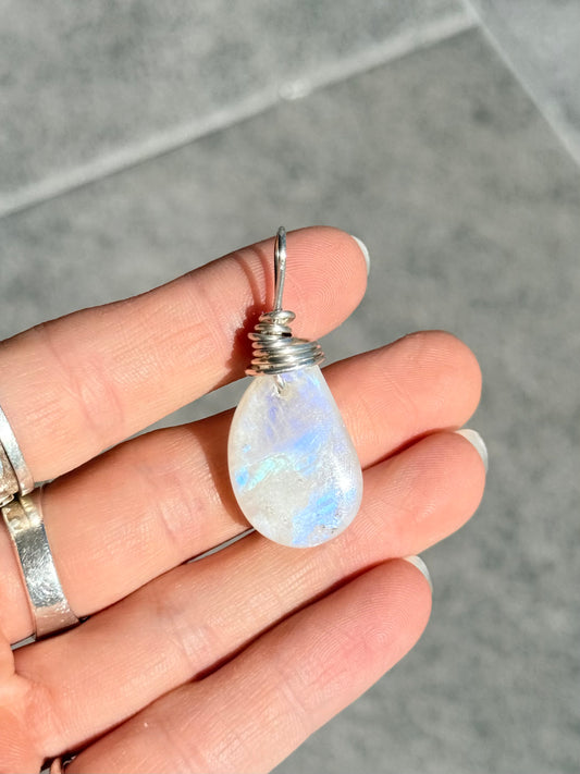 Moonstone Pendant ( Silver 925 Wire )