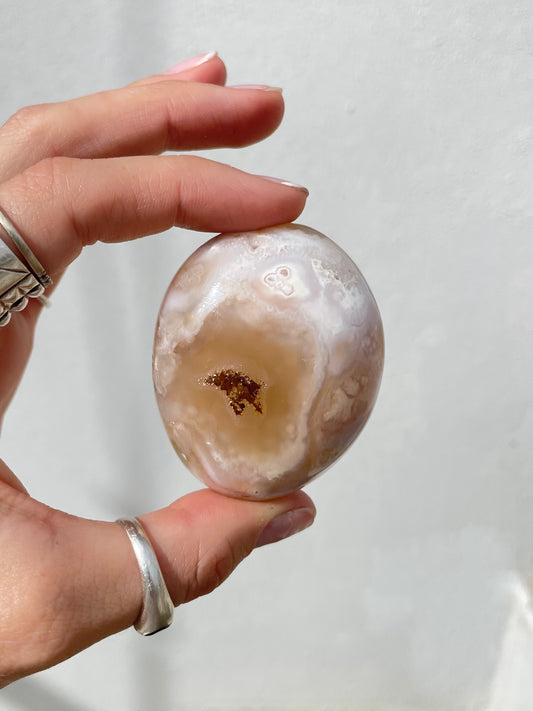 Flower Agate Palm Stone – Healing and Inner Growth