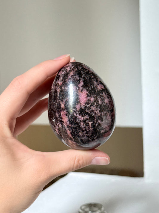 Rhodonite Egg / Huevo de Rodonita
