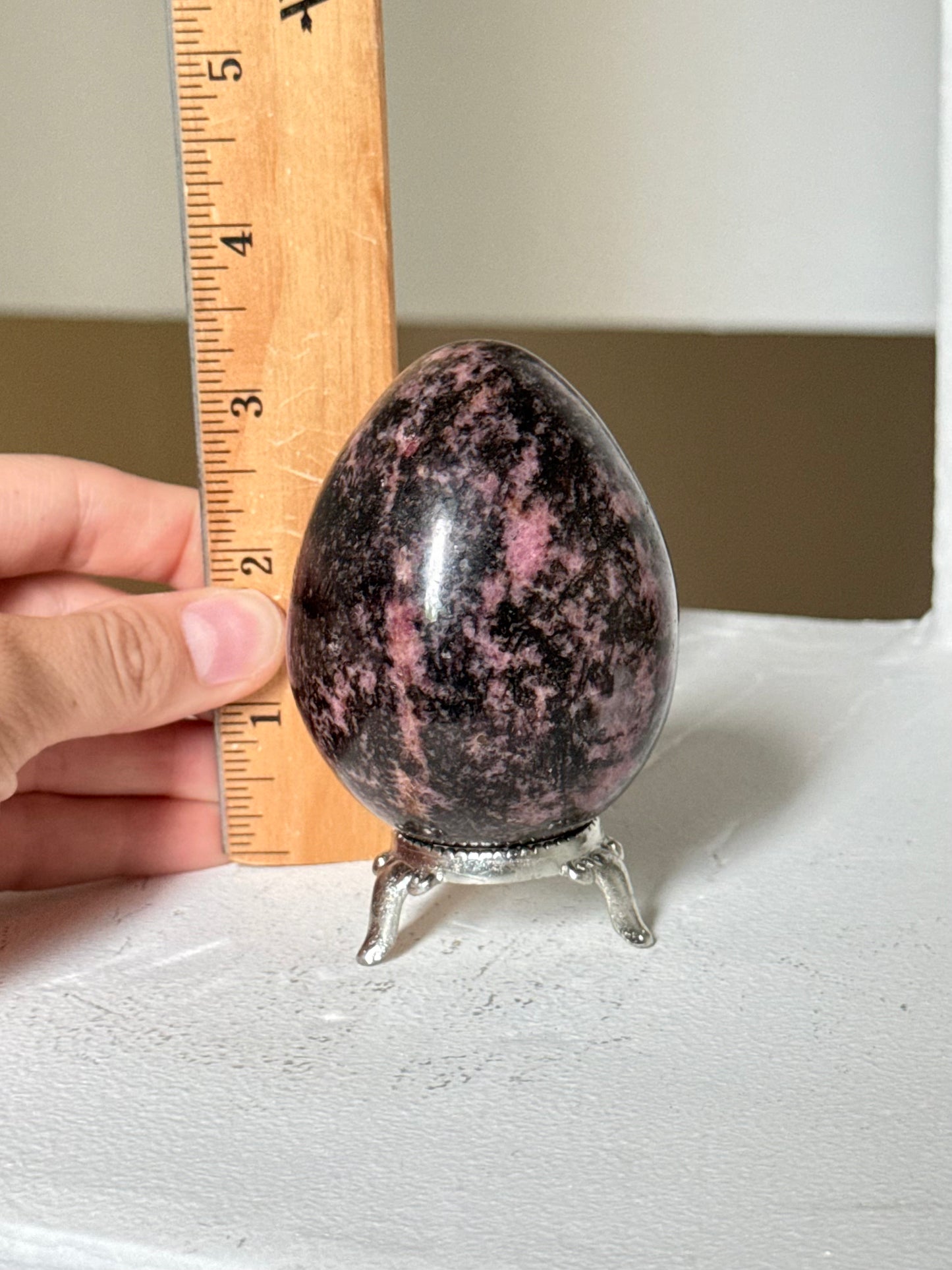Rhodonite Egg / Huevo de Rodonita