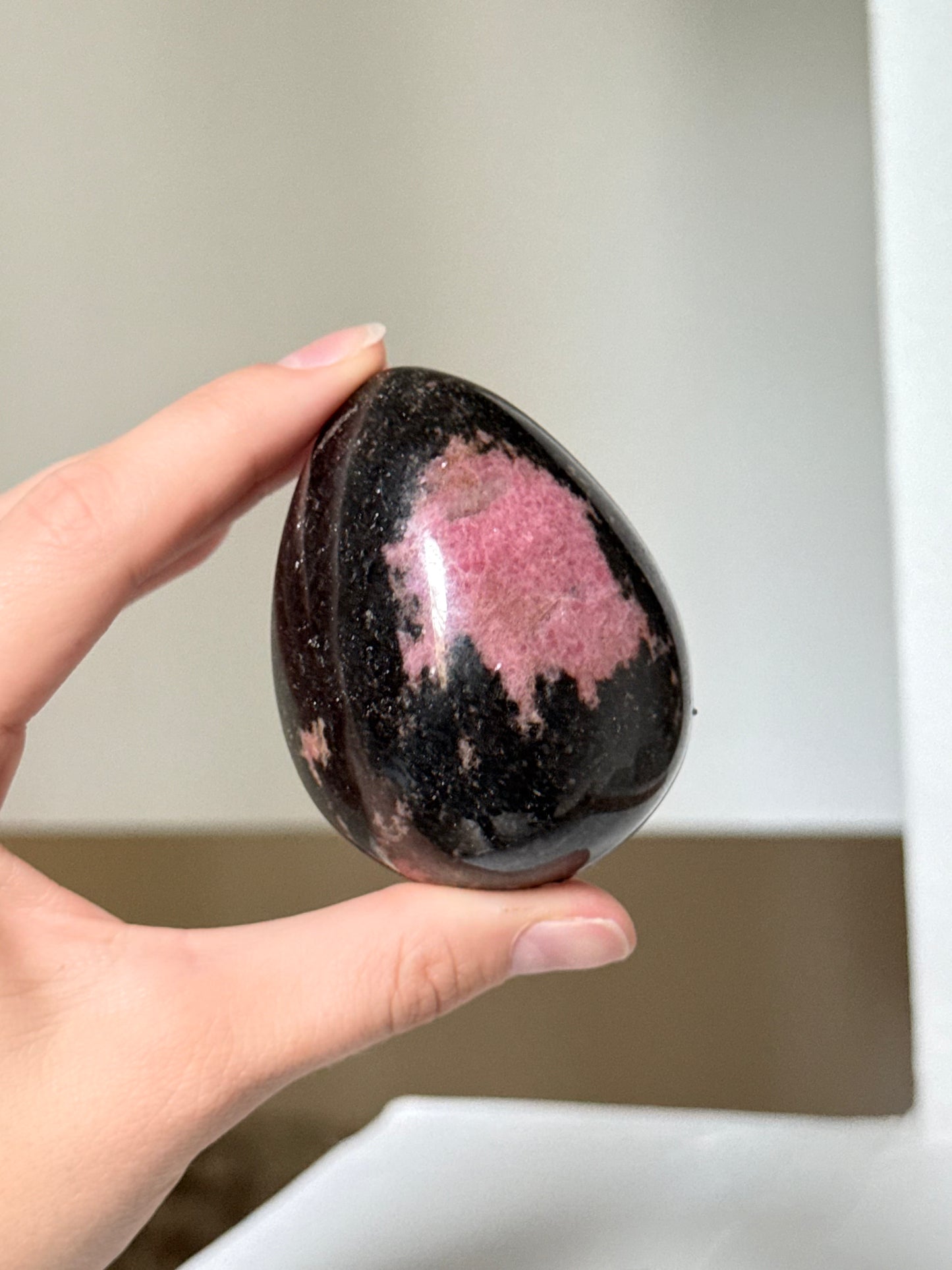 Rhodonite Egg / Huevo de Rodonita