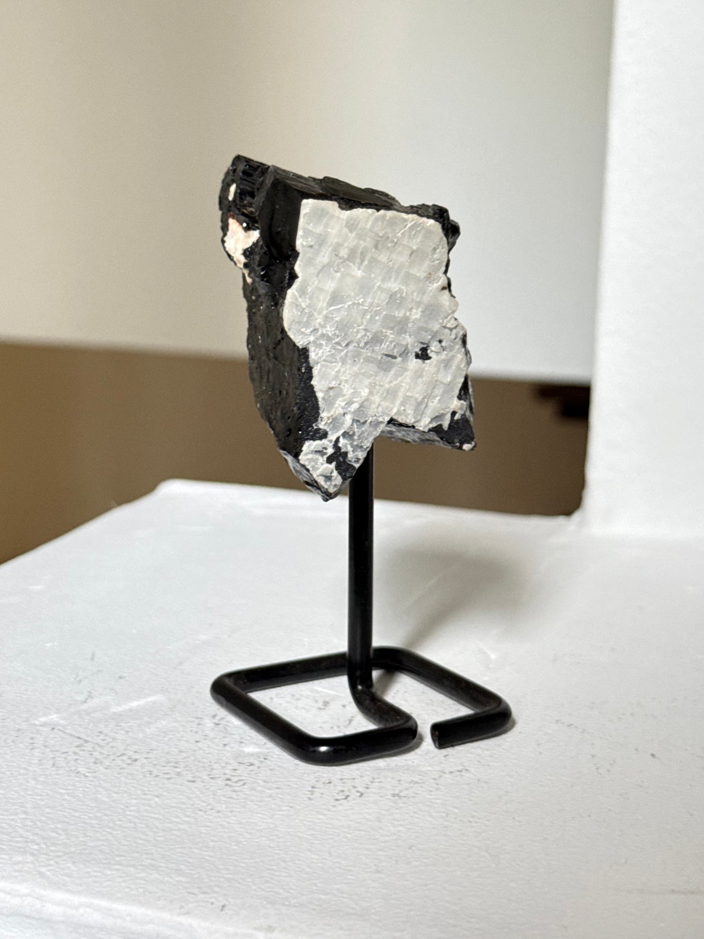 Black Tourmaline on Black Stand | Turmalina Negra sobre Base Negra