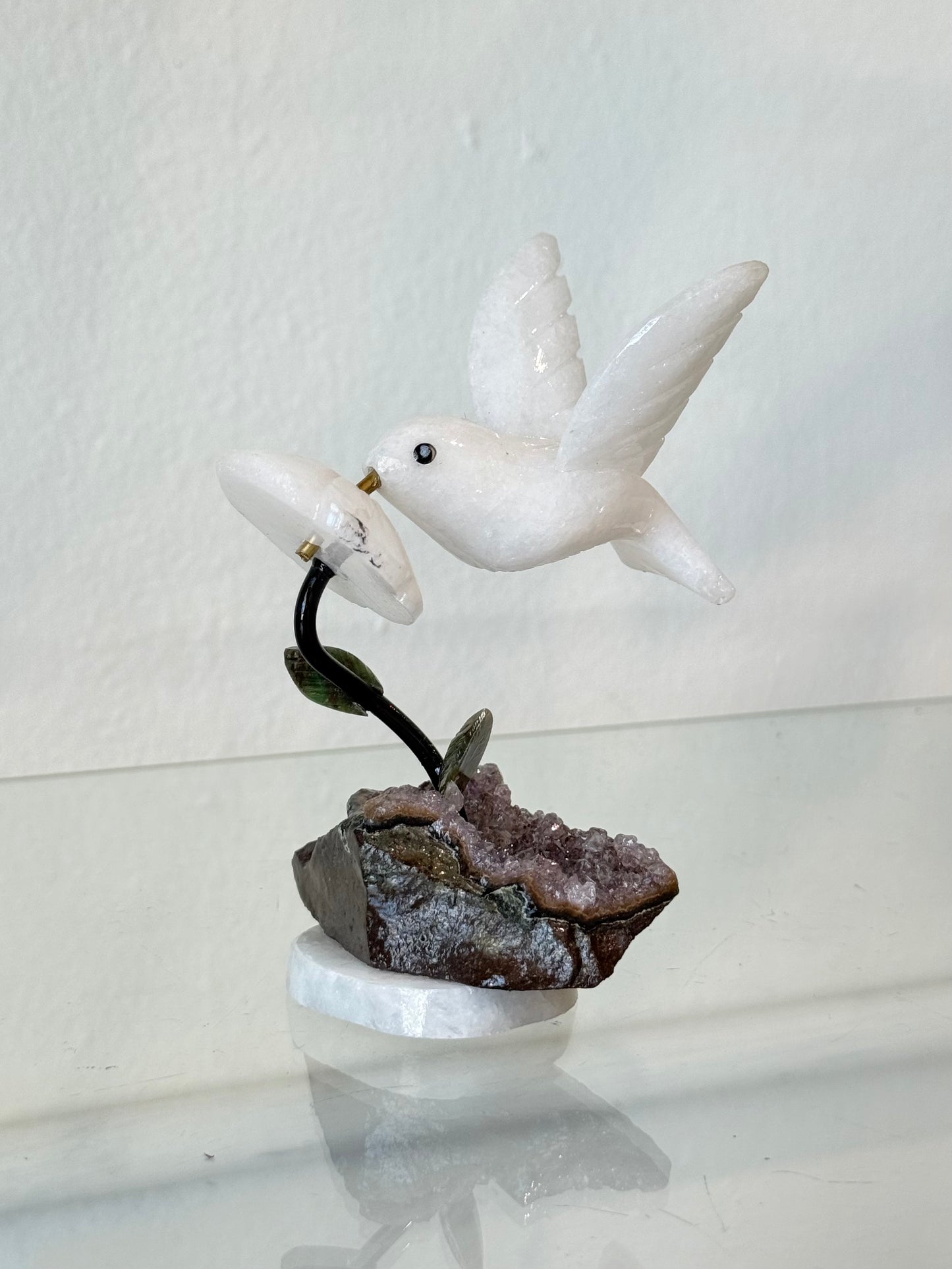 Colibrí de Ónix Blanco con Aventurina y Amatista | White Onyx Hummingbird with Aventurine and Amethyst