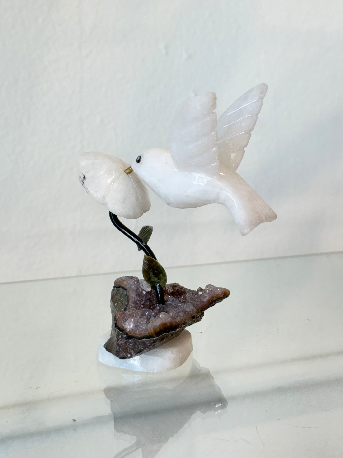 Colibrí de Ónix Blanco con Aventurina y Amatista | White Onyx Hummingbird with Aventurine and Amethyst