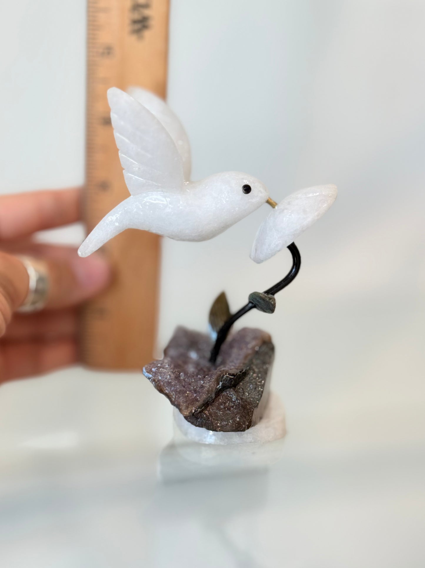 Colibrí de Ónix Blanco con Aventurina y Amatista | White Onyx Hummingbird with Aventurine and Amethyst