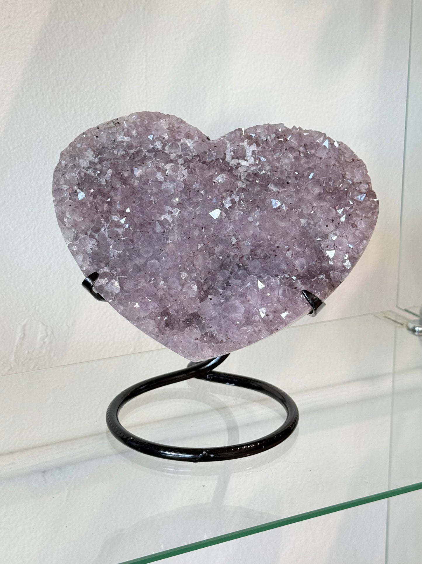 Corazón de Amatista Natural en Base Metálica | Natural Amethyst Crystal Heart on Metal Stand