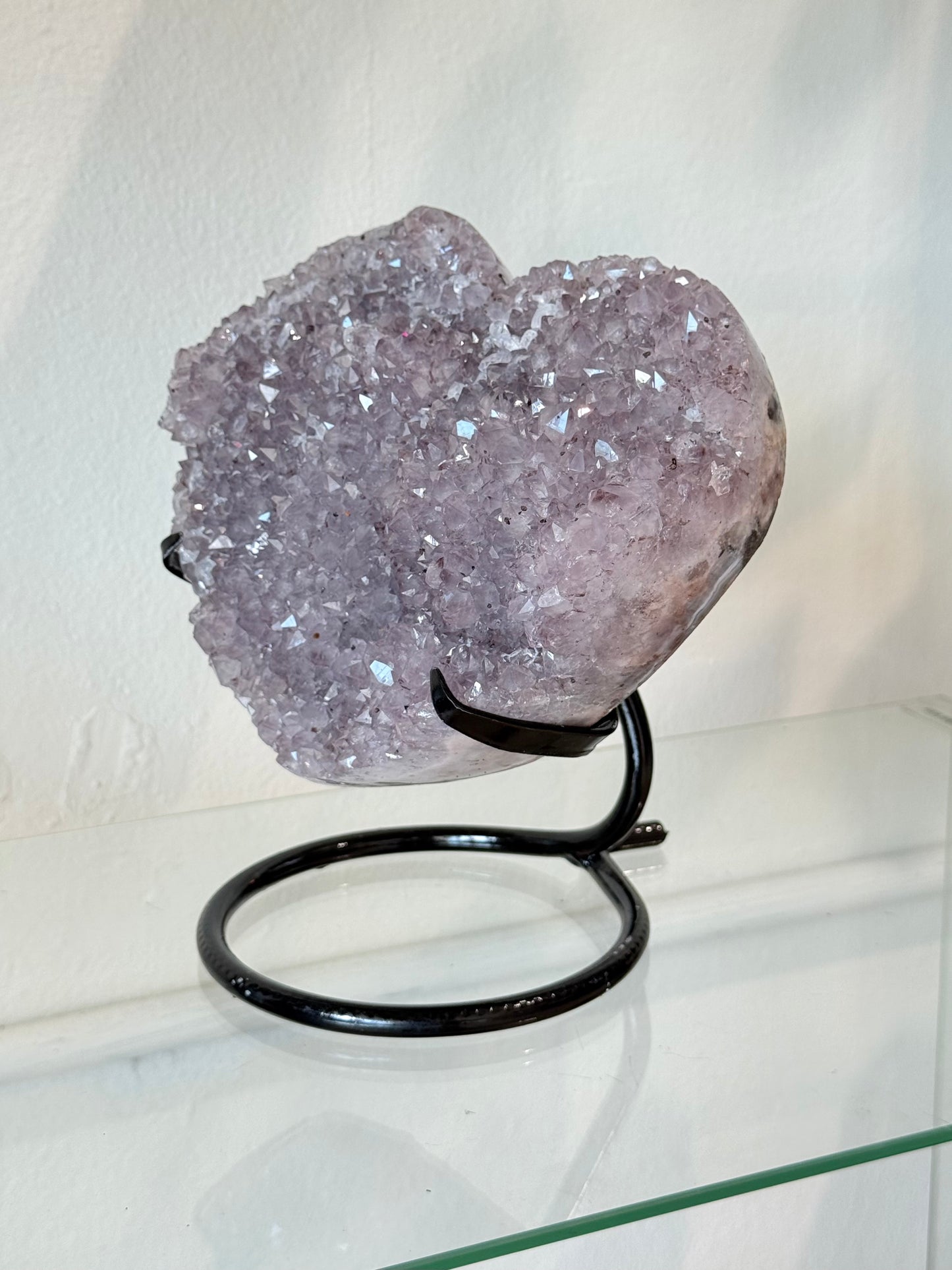 Corazón de Amatista Natural en Base Metálica | Natural Amethyst Crystal Heart on Metal Stand