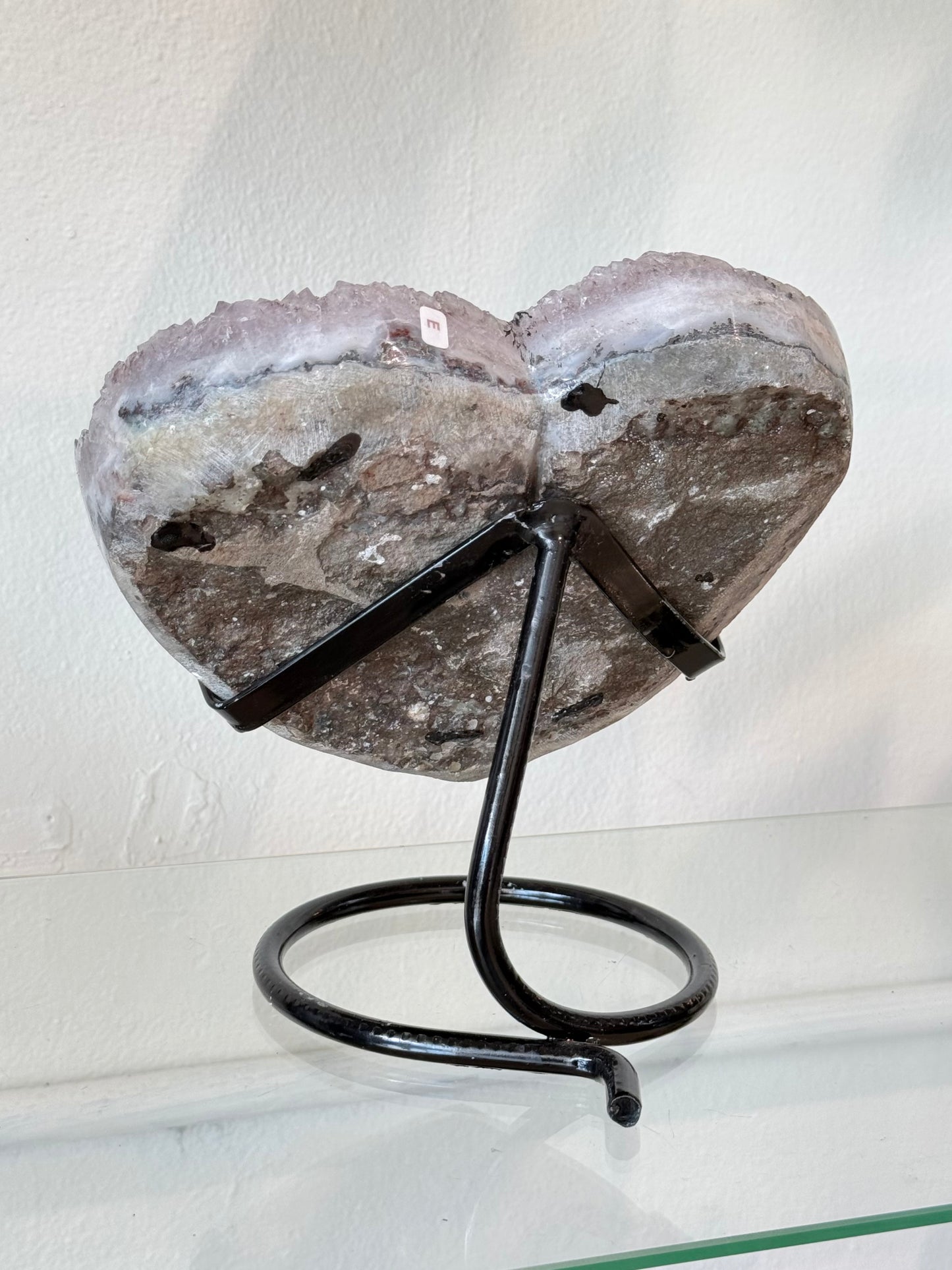 Corazón de Amatista Natural en Base Metálica | Natural Amethyst Crystal Heart on Metal Stand