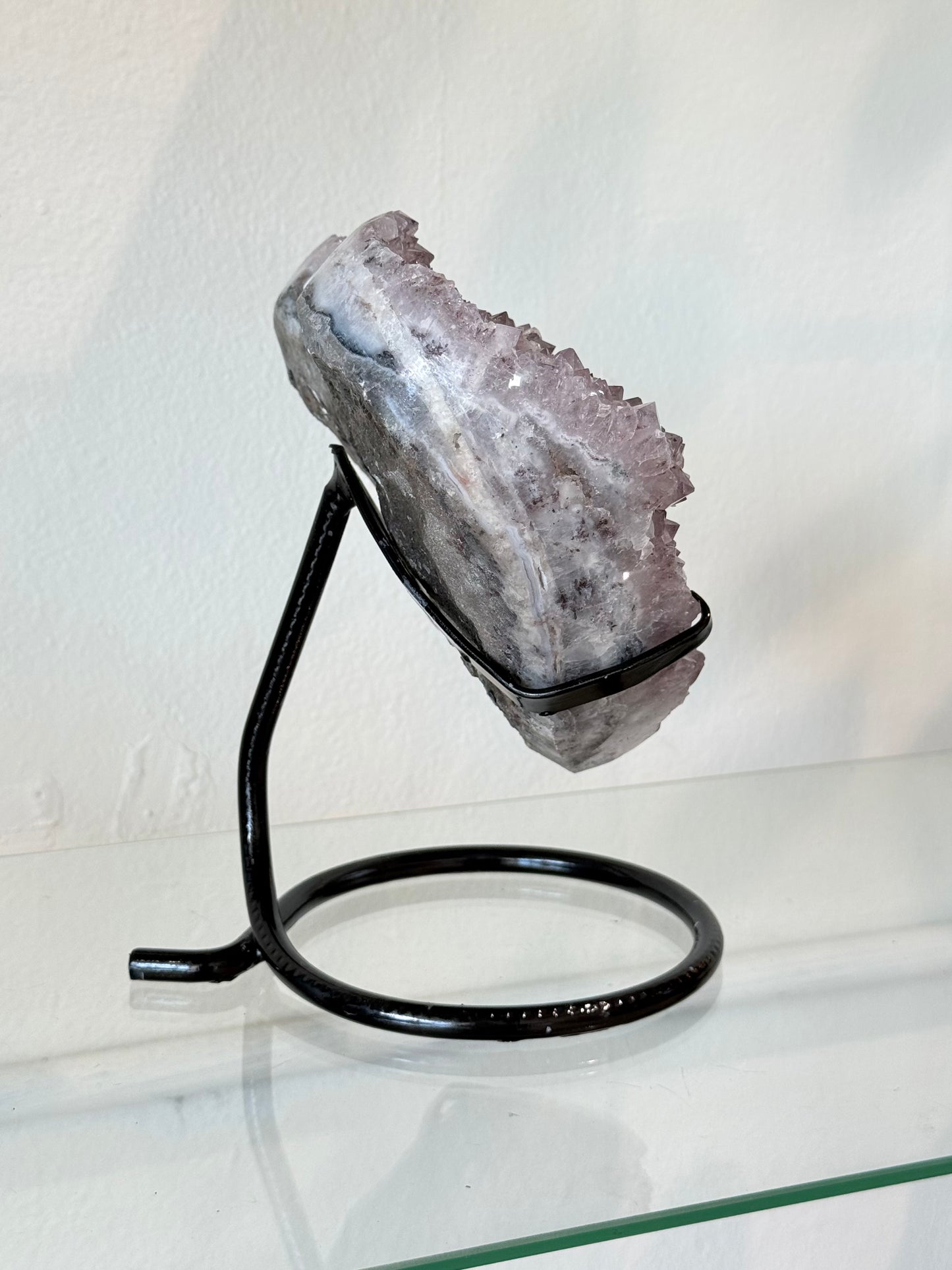 Corazón de Amatista Natural en Base Metálica | Natural Amethyst Crystal Heart on Metal Stand