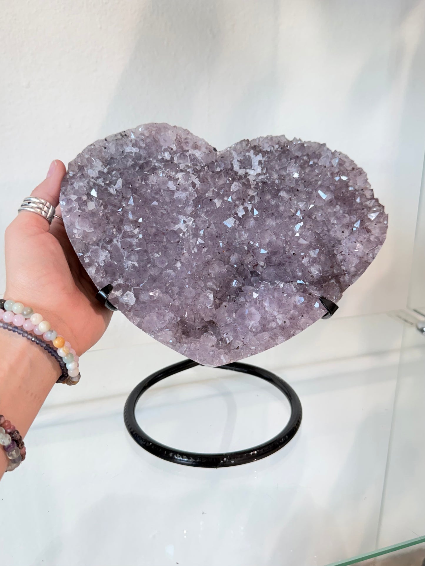 Corazón de Amatista Natural en Base Metálica | Natural Amethyst Crystal Heart on Metal Stand
