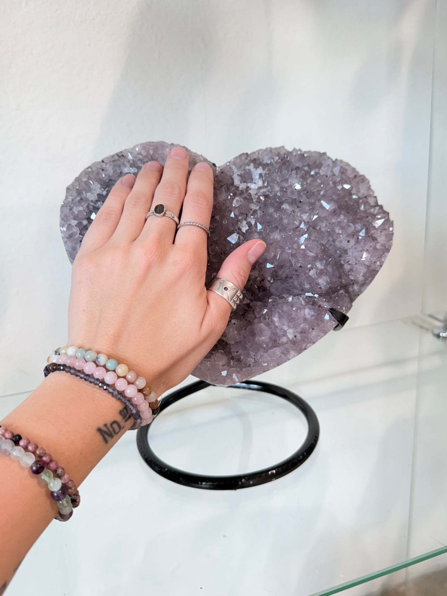 Corazón de Amatista Natural en Base Metálica | Natural Amethyst Crystal Heart on Metal Stand