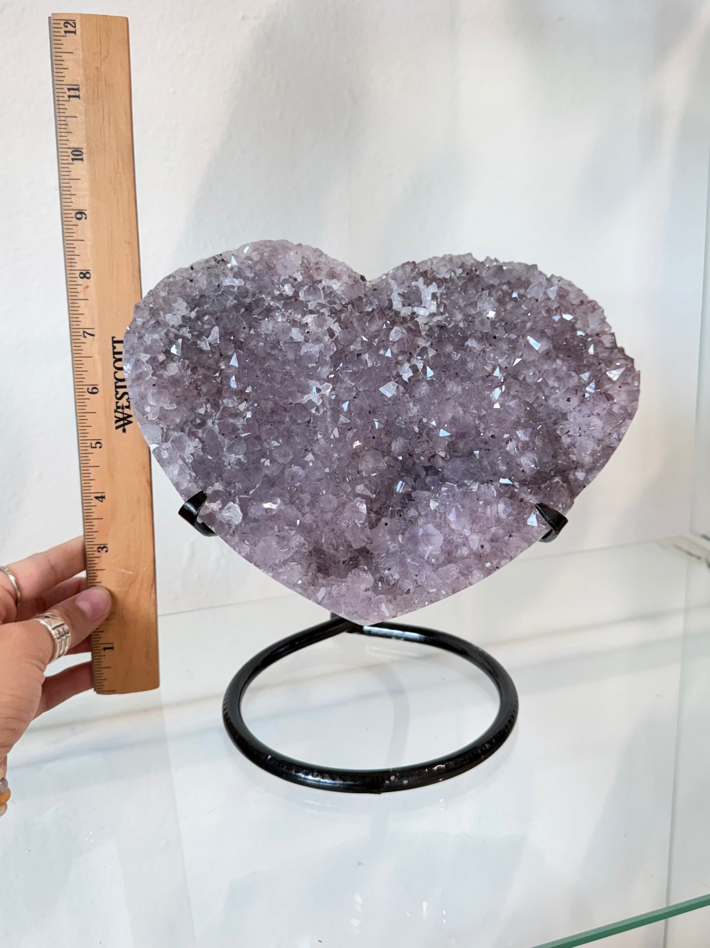 Corazón de Amatista Natural en Base Metálica | Natural Amethyst Crystal Heart on Metal Stand