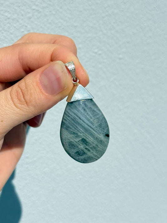 Colgante de labradorita violeta en forma de gota | Purple Labradorite Teardrop Pendant