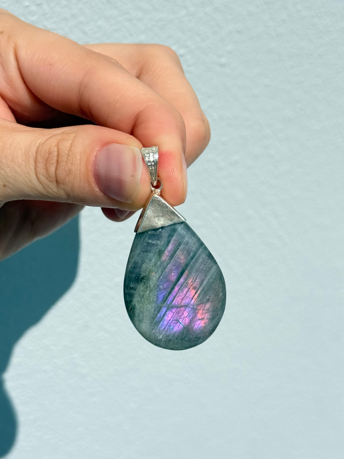 Colgante de labradorita violeta en forma de gota | Purple Labradorite Teardrop Pendant