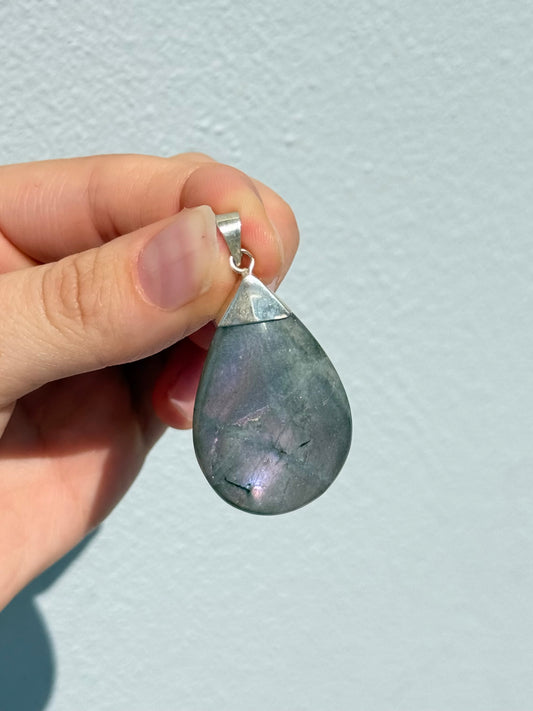 Colgante de labradorita violeta en forma de gota | Purple Labradorite Teardrop Pendant