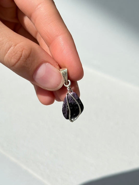 Colgante de sugilita natural en plata 925 | Natural Sugilite Pendant in 925 Sterling Silver