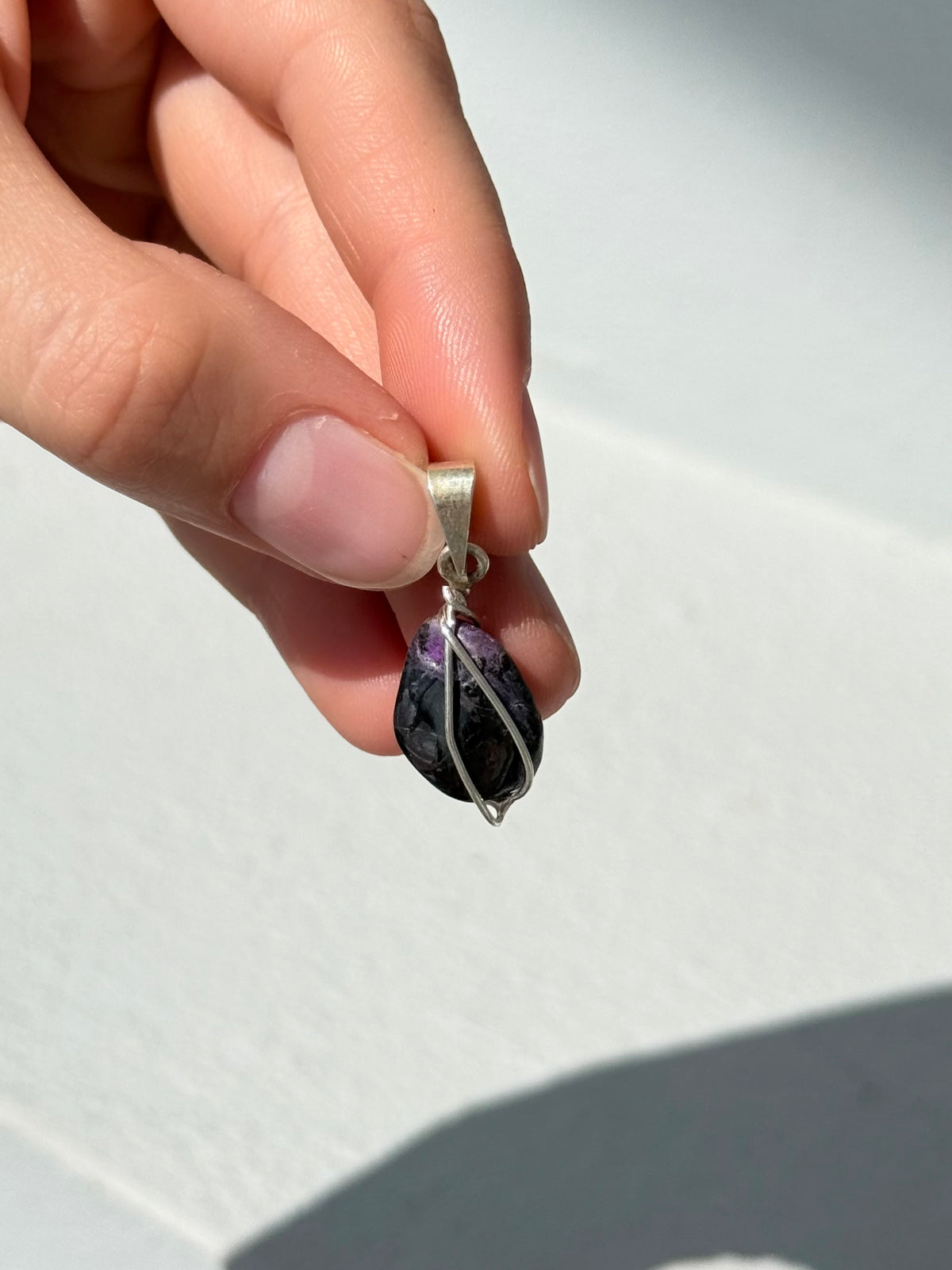 Colgante de sugilita natural en plata 925 | Natural Sugilite Pendant in 925 Sterling Silver