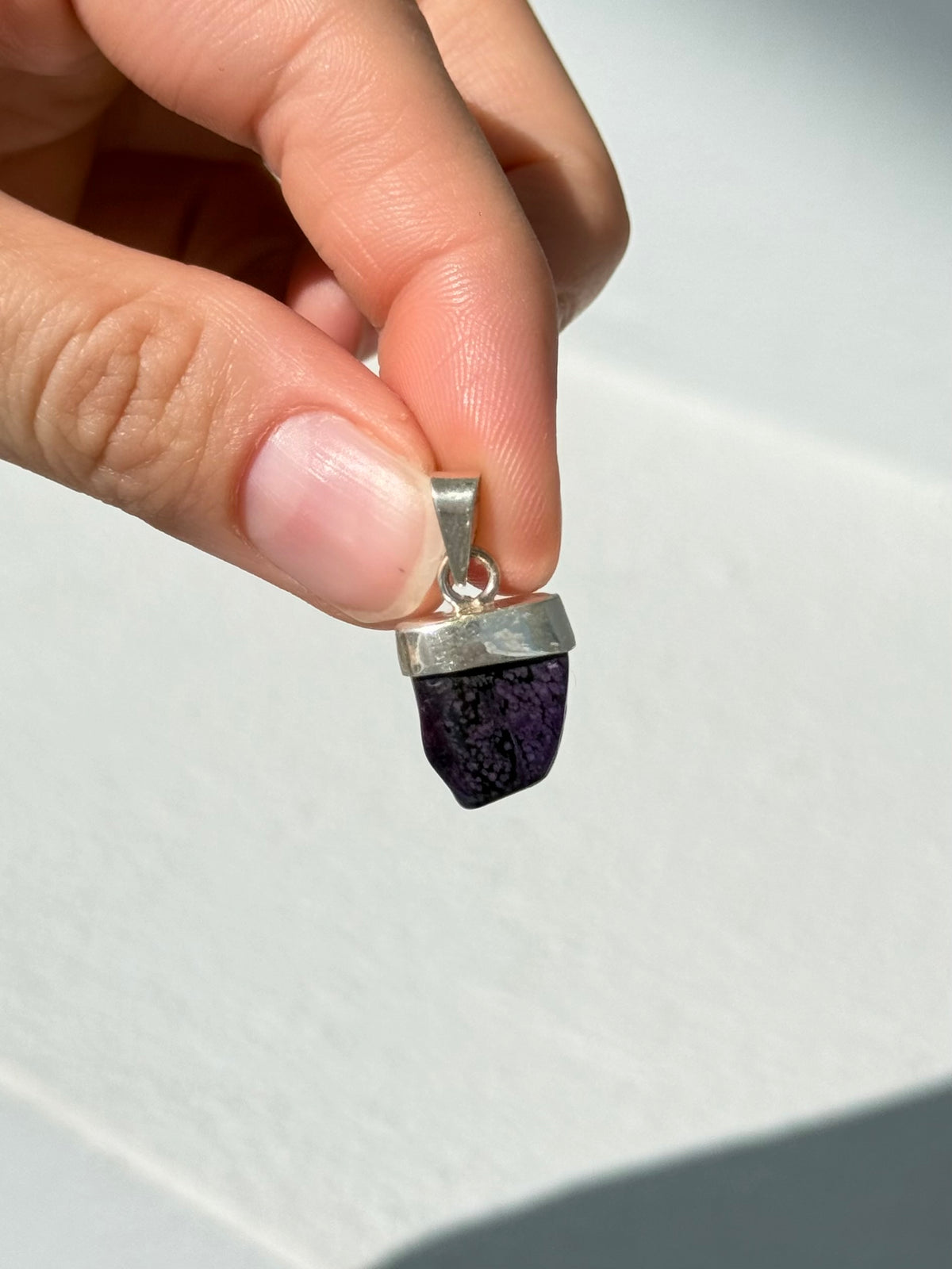 Colgante de sugilita natural en plata 925 | Natural Sugilite Pendant in 925 Sterling Silver
