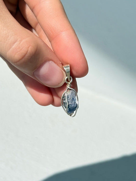 Colgante de dumortierita natural en plata 925 | Natural Dumortierite Pendant in 925 Sterling Silver