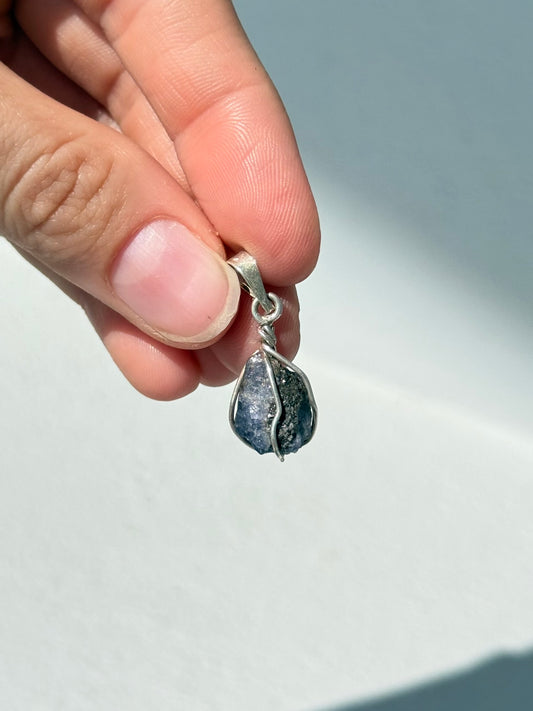 Colgante de dumortierita natural en plata 925 | Natural Dumortierite Pendant in 925 Sterling Silver