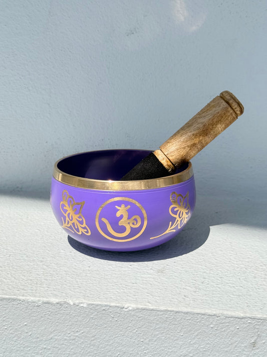 Cuenco tibetano violeta con símbolo Om | Violet Tibetan Singing Bowl with Om Symbol