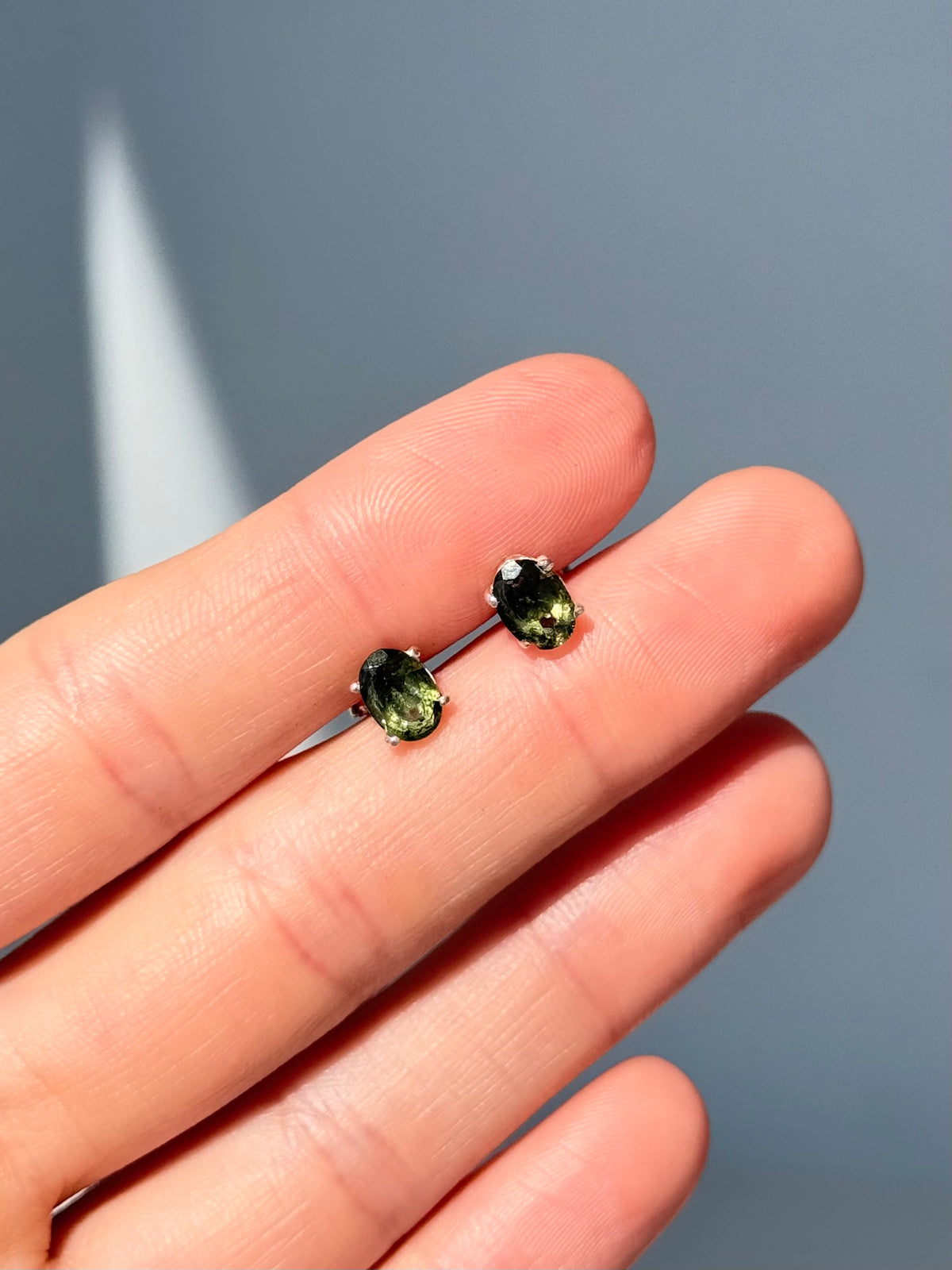 Faceted Moldavite Earrings / Aretes de Moldavita Facetada