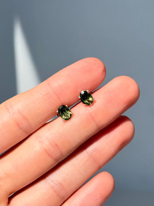 Faceted Moldavite Earrings / Aretes de Moldavita Facetada