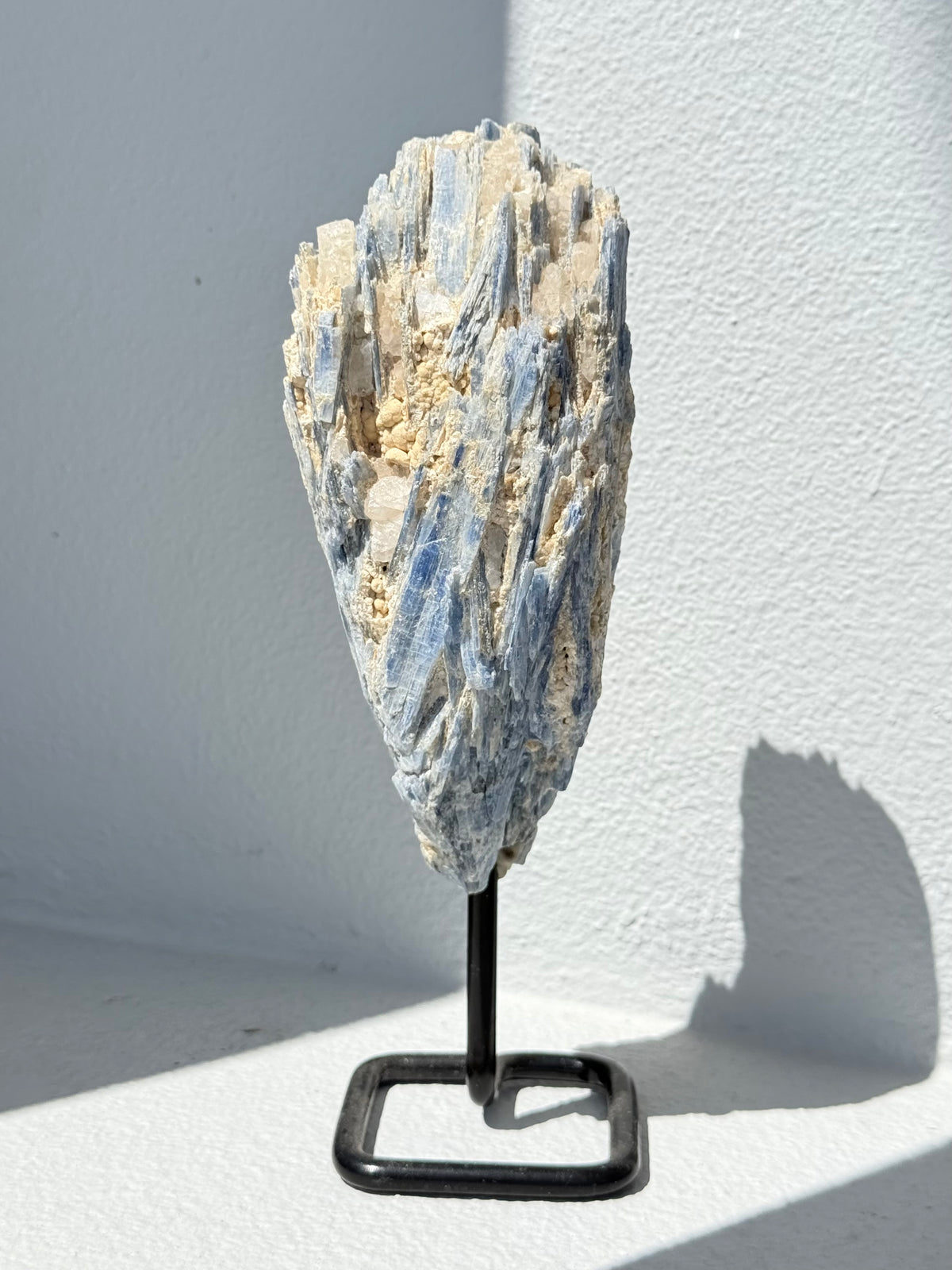 Blue Kyanite on Stand / Cianita Azul en Base