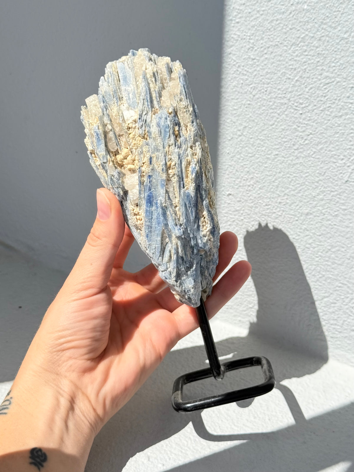 Blue Kyanite on Stand / Cianita Azul en Base